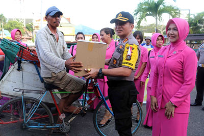 Puluhan Tukang Becak di Tembilahan Dapat THR dari Kapolres Inhil
